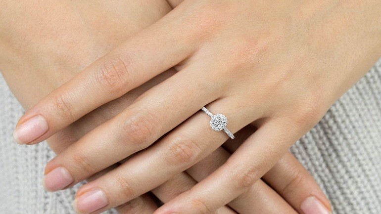 ý nghĩa của kim cương gắn trên nhẫn cầu hôn