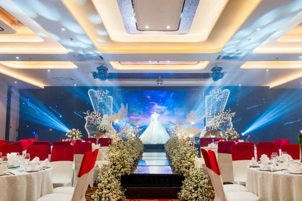 DIAMOND PLACE TÂN BÌNH – DIỆN MẠO MỚI, ĐẲNG CẤP MỚI Không gian sảnh Grand Sapphire kết hợp với trang trí Tinh Khôi