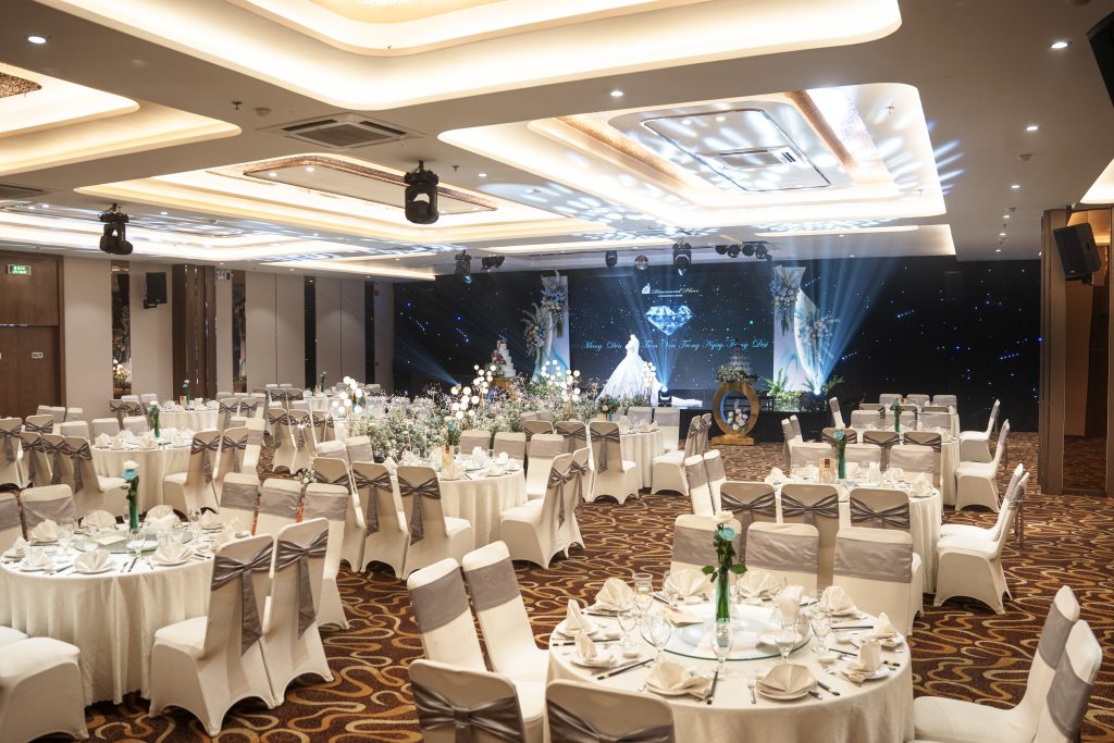 DIAMOND PLACE TÂN BÌNH – DIỆN MẠO MỚI, ĐẲNG CẤP MỚI Không gian sảnh Sapphire 2 kết hợp với trang trí Mộc Lam