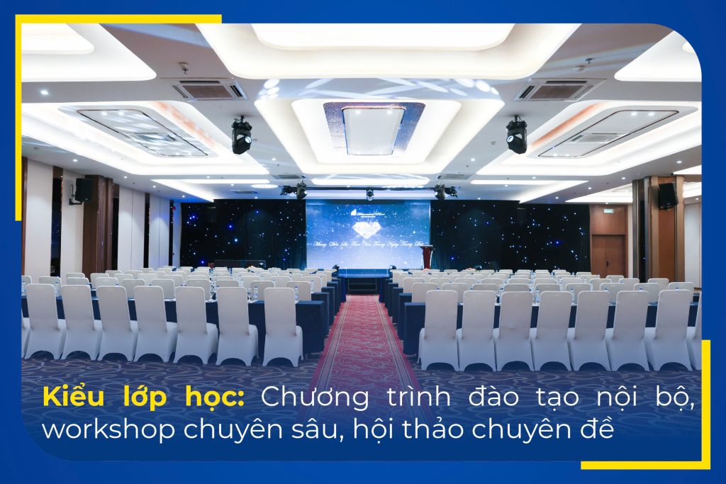 Kiểu lớp học: Có bàn để ghi chép, tiện lợi cho việc theo dõi nội dung và tương tác với người trình bày.