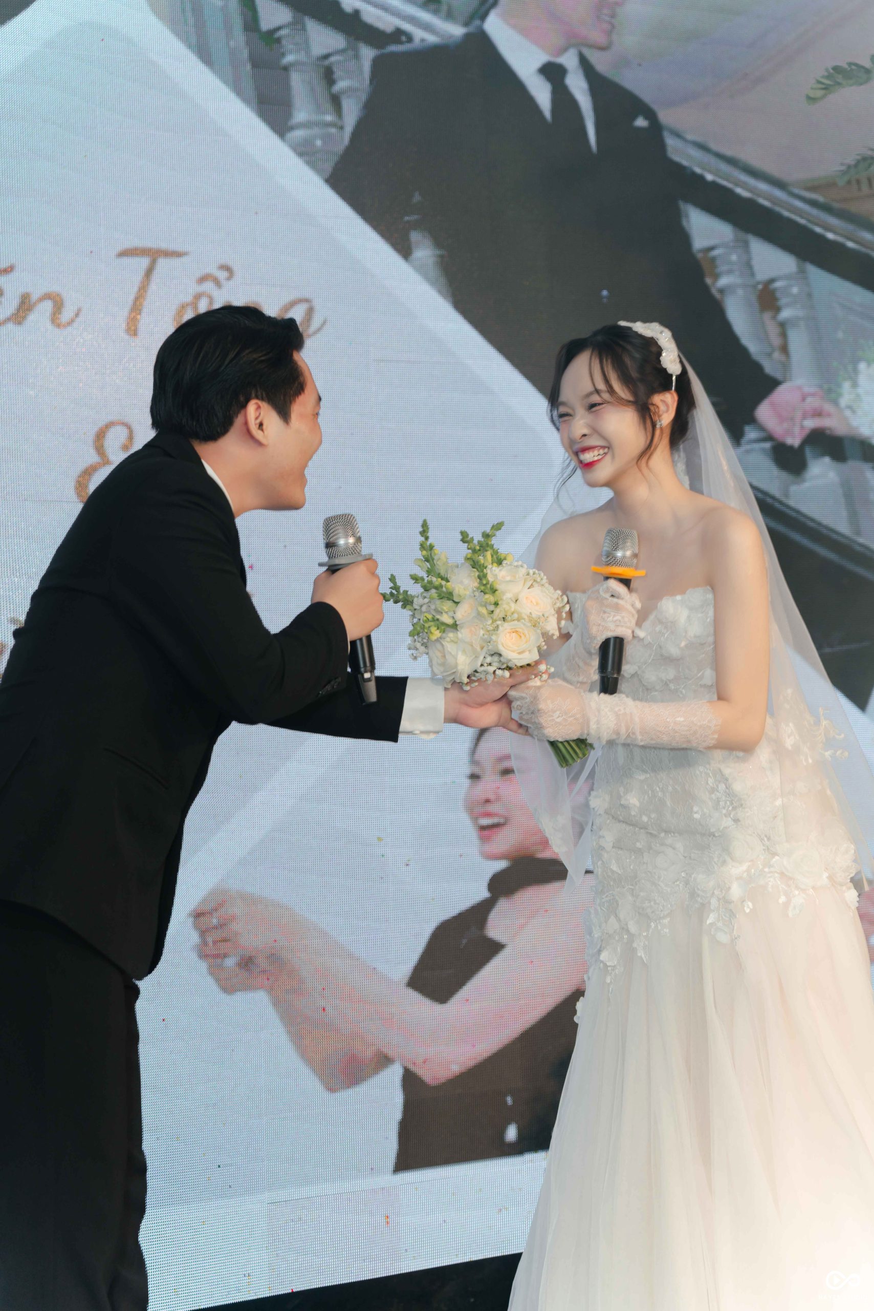 Dâu rể hạnh phúc rạng rỡ
